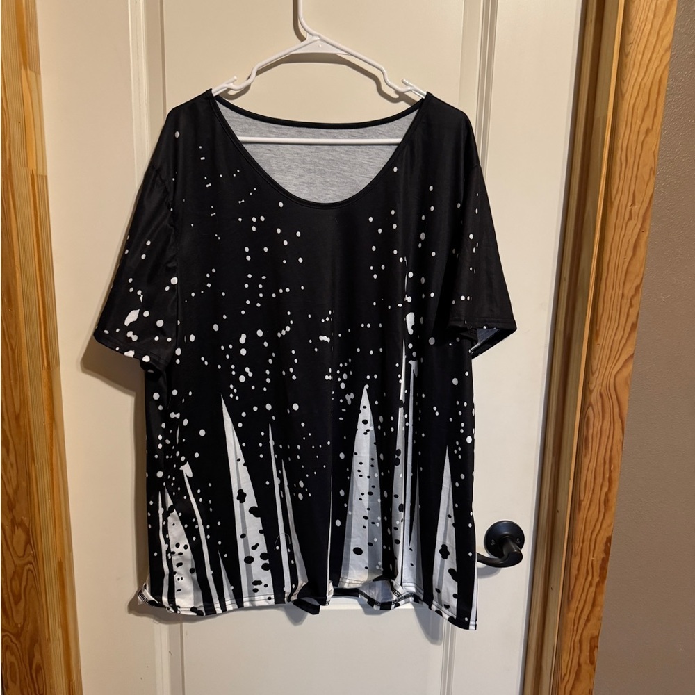 Black and White Women's Top‎ Size 3XL